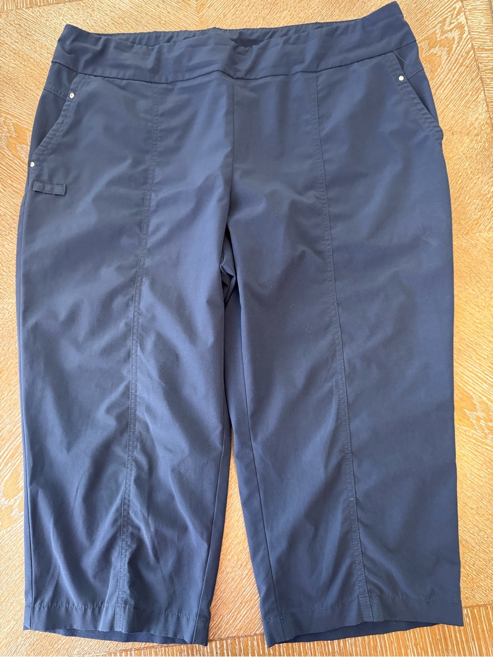 Chico’s Zenergy Golf Navy Blue Capri Pants Sz 3 Waist 42” Inseam 21” Pockets